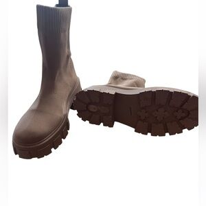 Ágata Women's Cream and
Tan Boots Size 8.5